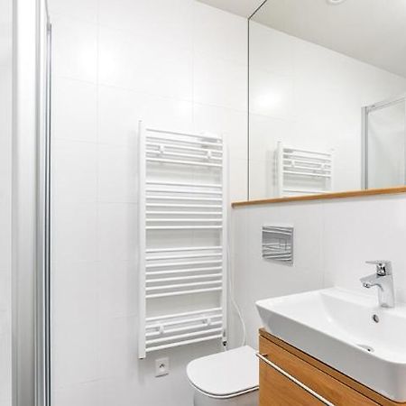 Modern Studio Near Airport And City Centre! Lägenhet Prag Exteriör bild