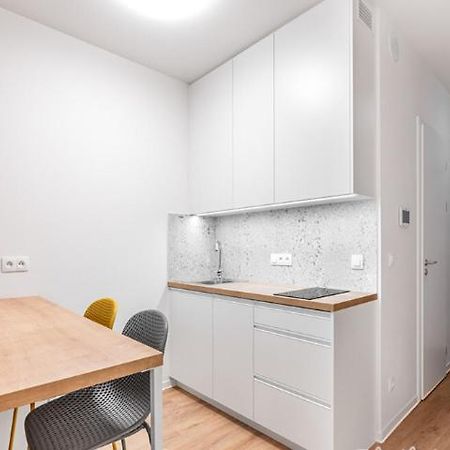 Modern Studio Near Airport And City Centre! Lägenhet Prag Exteriör bild